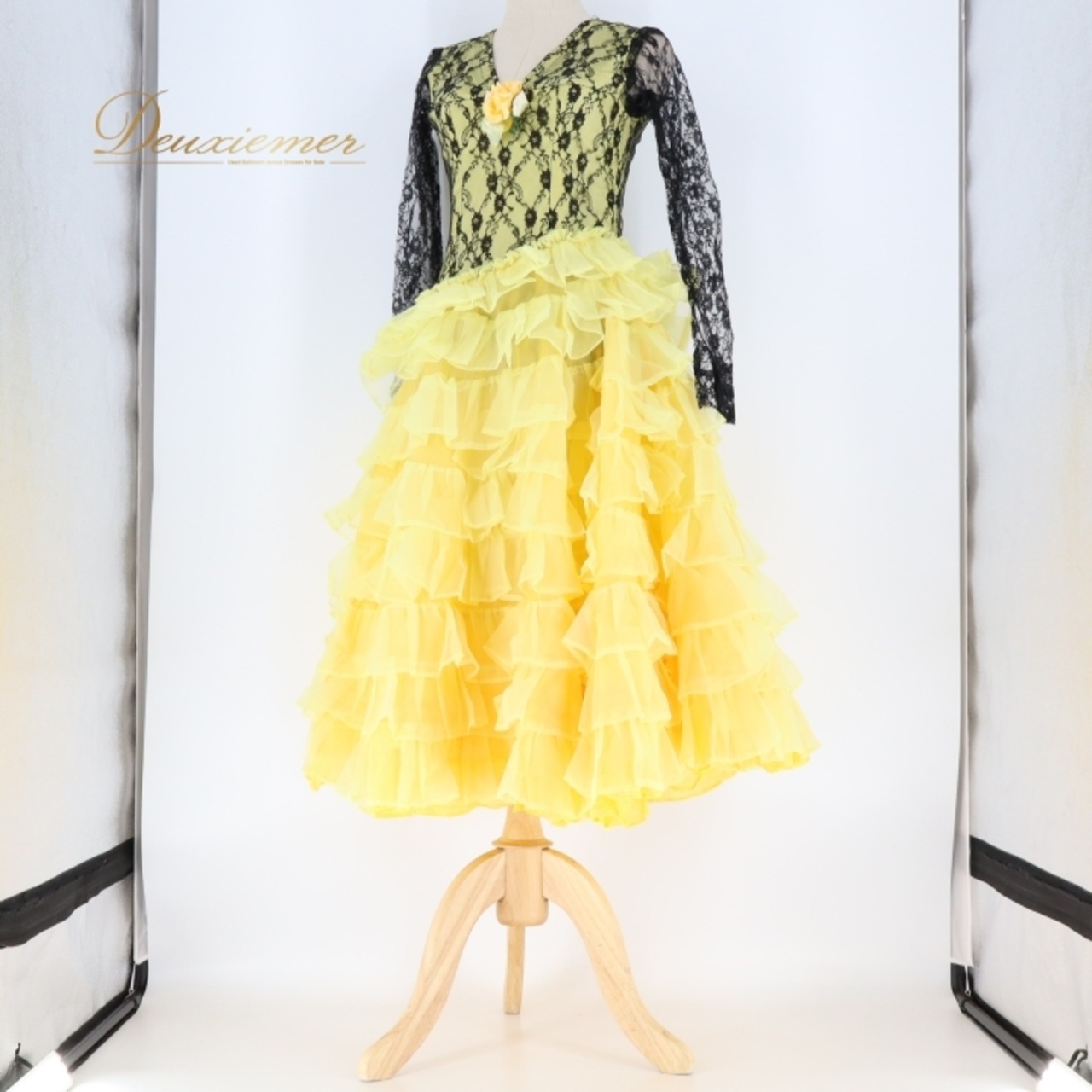 社交ダンス 衣装 ワンピース ドレス パーティ 発表会 ラテン ミニ丈 黄色 黒 レース フリル 軽い かわいい 花 ダンス ブラック系 イエロー系 おしゃれ フェミニン 楽しい フリルドレス ダンス衣装 発表会用衣装 パーティー衣装 可愛いフリル 舞台衣装