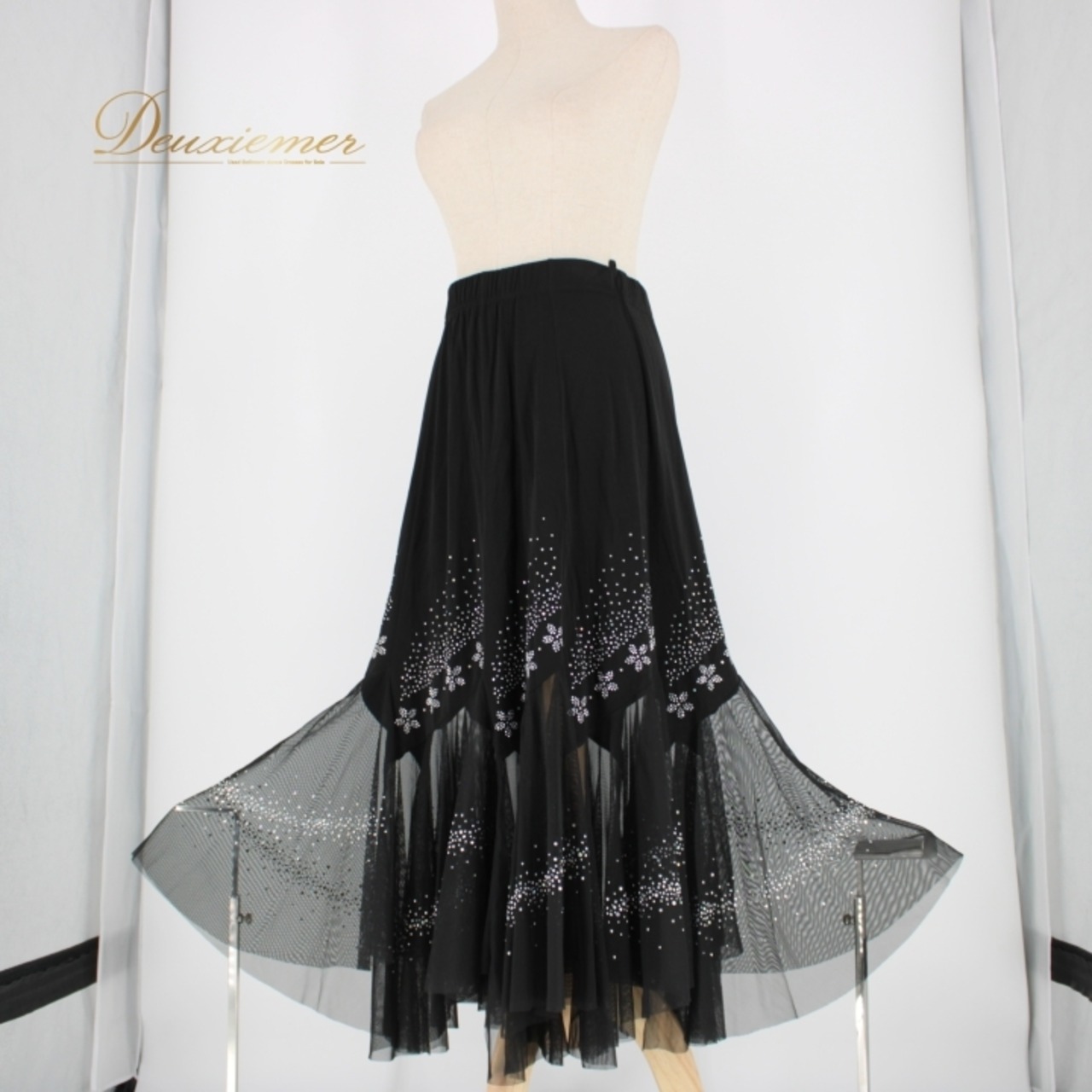 社交ダンス 衣装 スタンダード スカート レッスンウェア レディース オールシーズン 黒 ラインストーン ブラック系 レース 花柄 練習着 上品 モノトーン ブラック スカート 練習用 ダンスウェア フェミニン 上品デザイン ストレッチ素材 総丈 長め ウエストゴム 輝くラインストーン 花柄デザイン フレアスカート 女性用 スタイリッシュ 柔らかい ファッション 体型カバー 週末レッスン 特別な日の衣装
