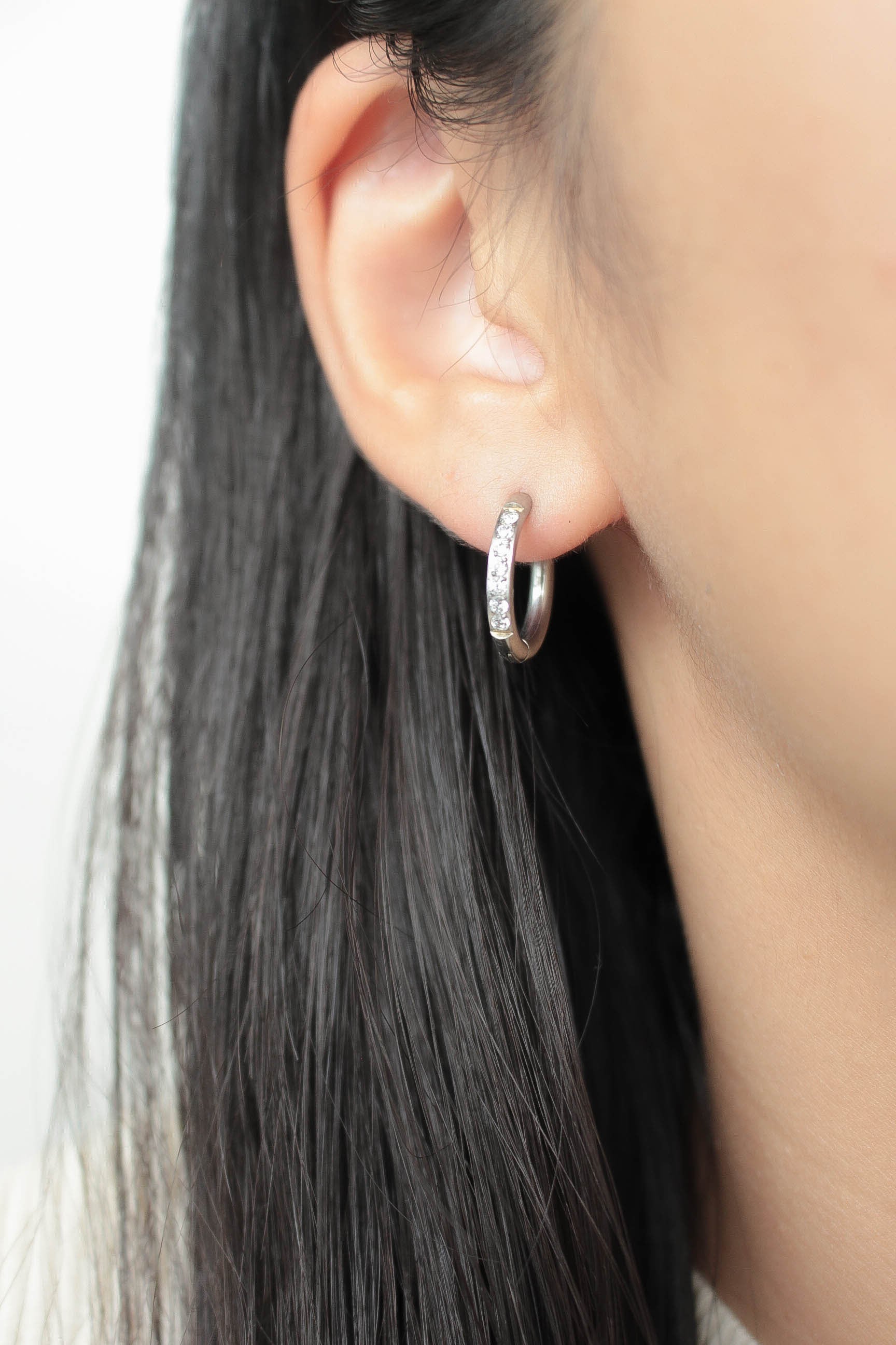 Zirconia Line Pierce | 金属アレルギー対応のアクセサリー ebine