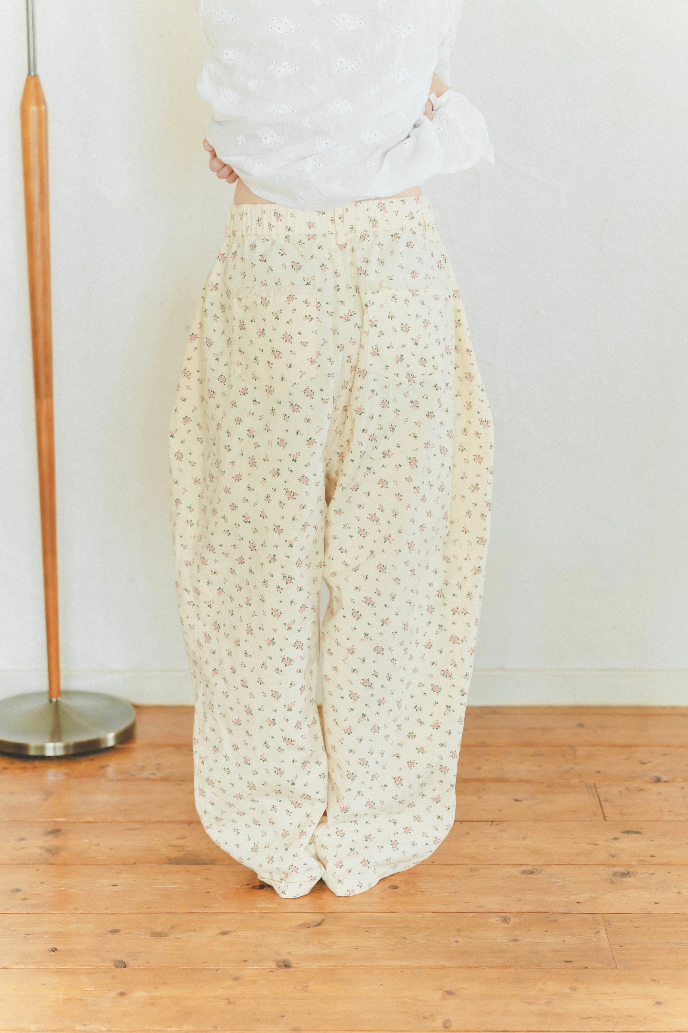 フラワーカーブタックパンツ