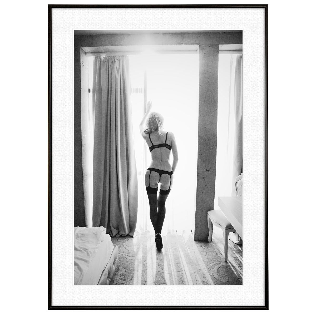 人物写真 窓の前に立つランジェリー姿の女性 インテリアモノクロアートポスター額装 AS2409