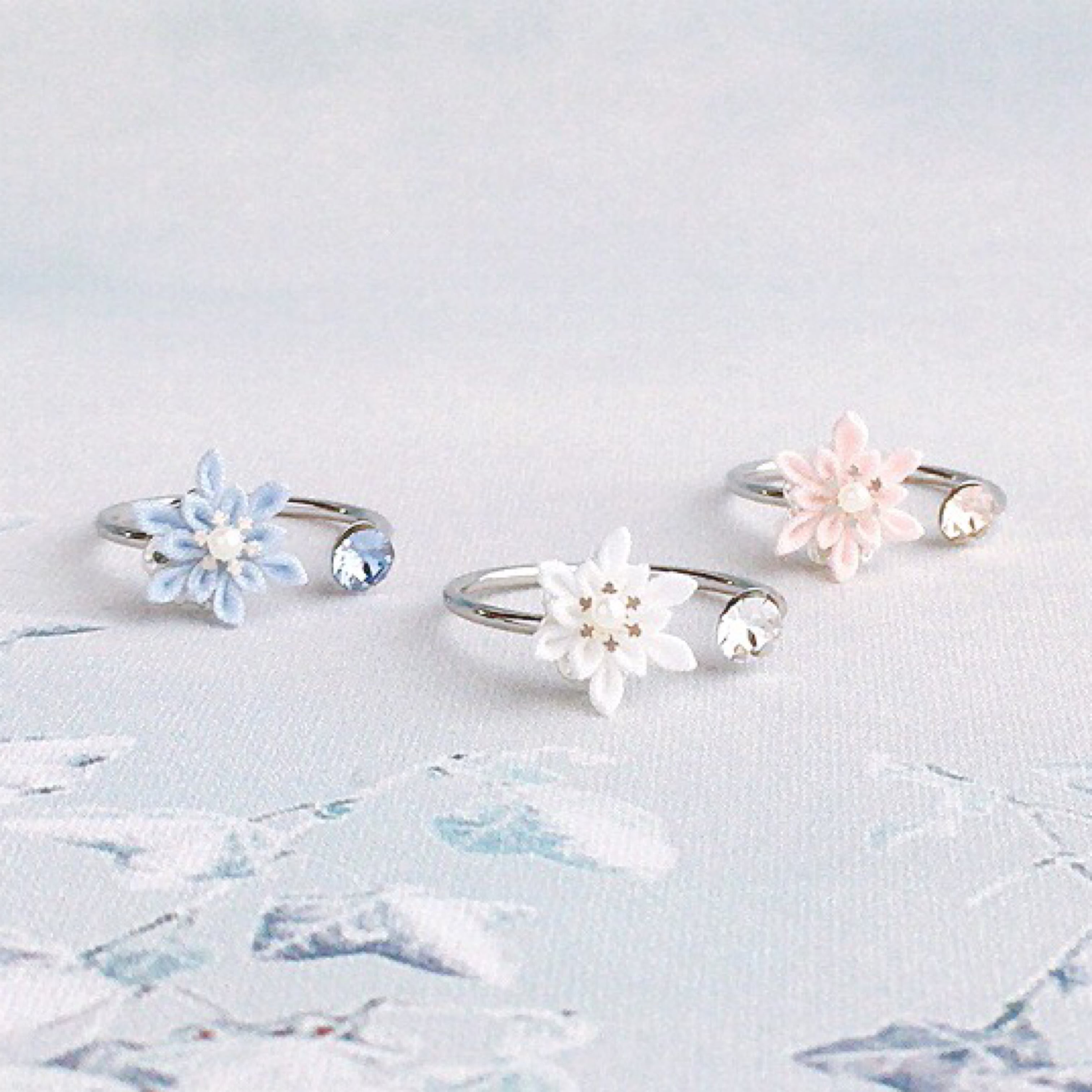 つまみ細工 雪の結晶とルフレのリング 】---指輪/フラワー/誕生日/記念