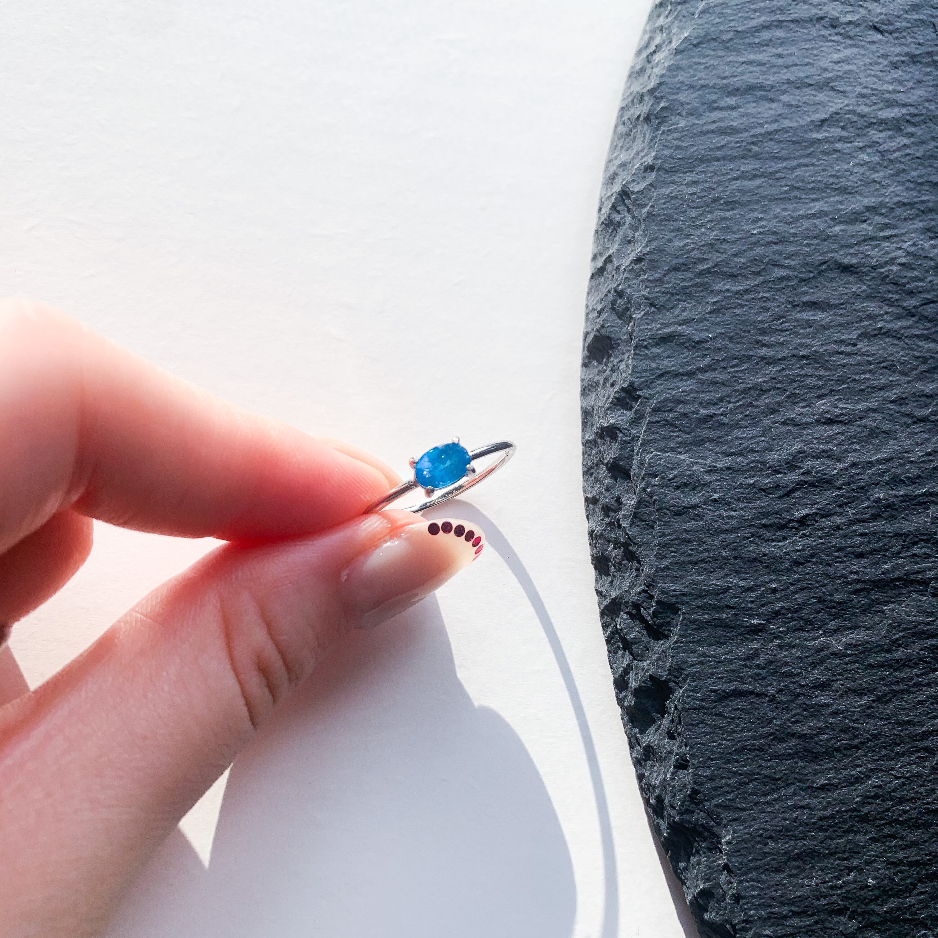 ネオンブルーアパタイトの横オーバルシンプルリング