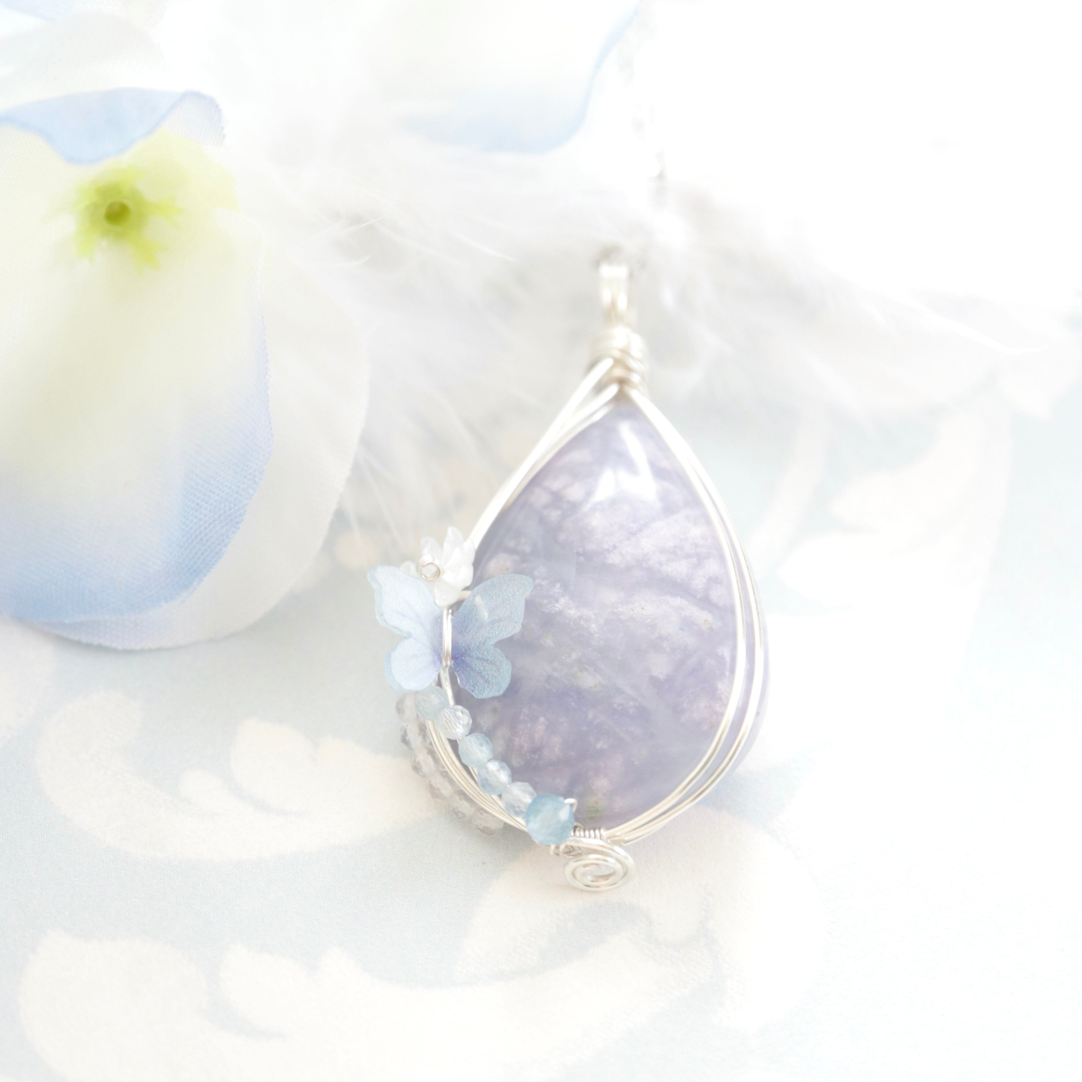 【1点もの】パープルハックマナイトの希少石ペンダント《すみれ色の約束》|テネブレッセンスが輝く幻想ジュエリー