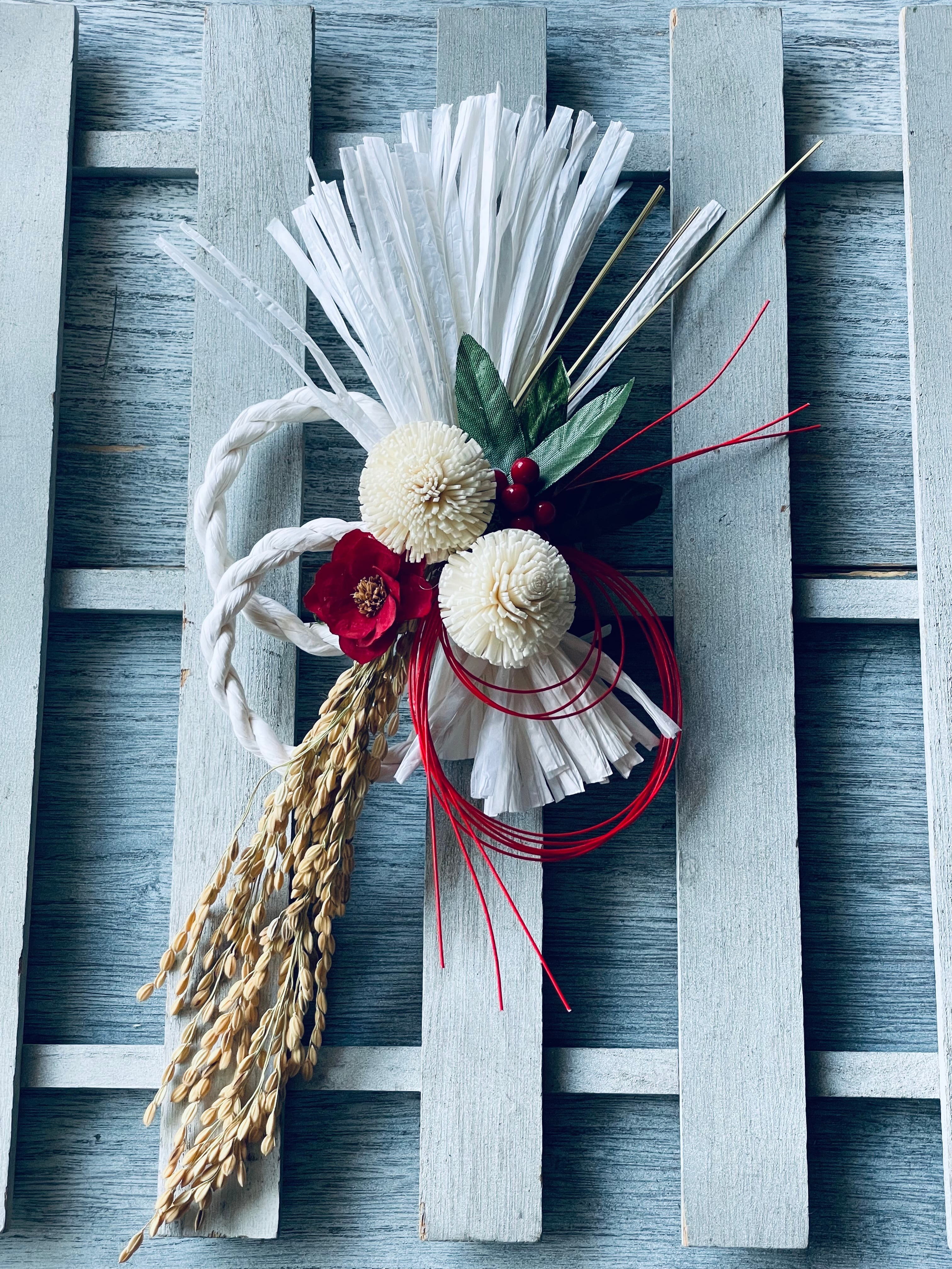 ☸ダリアとローズのホワイトグリーンの正月飾り しめ縄リース 花飾り