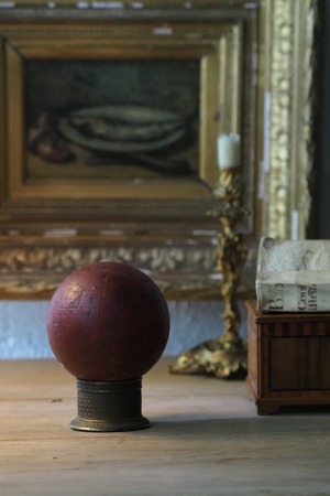 イタリア 木製ボールと真鍮台-antique ball on brass base objet