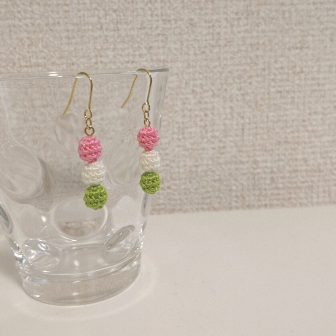 三色団子 ピアス/イヤリング | 刺繍糸アクセサリー みなづき