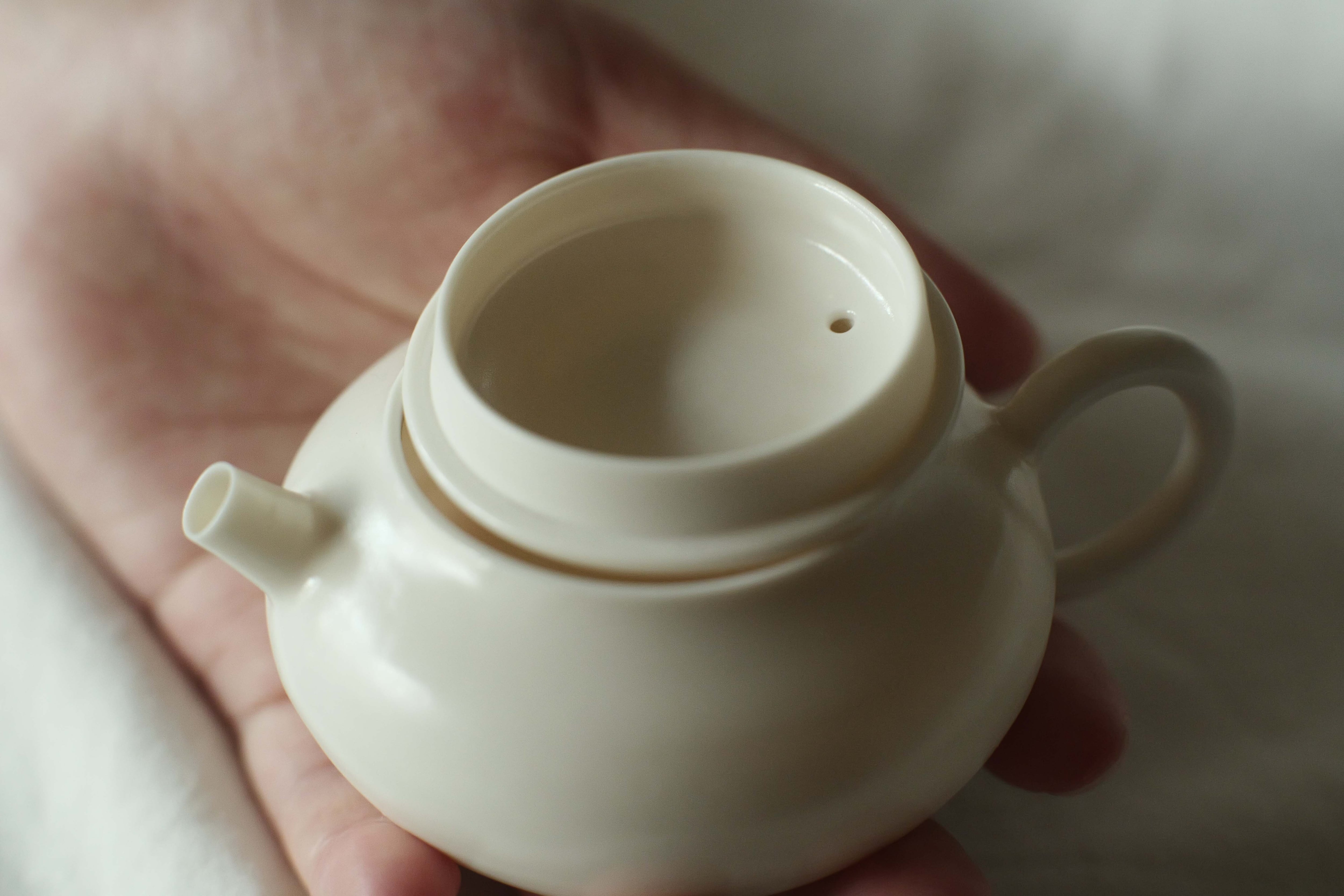 徳化薄胎薪窯白磁茶壺 長月黄（ろくろ引き/満水容量85cc） | 北白川糕糰店