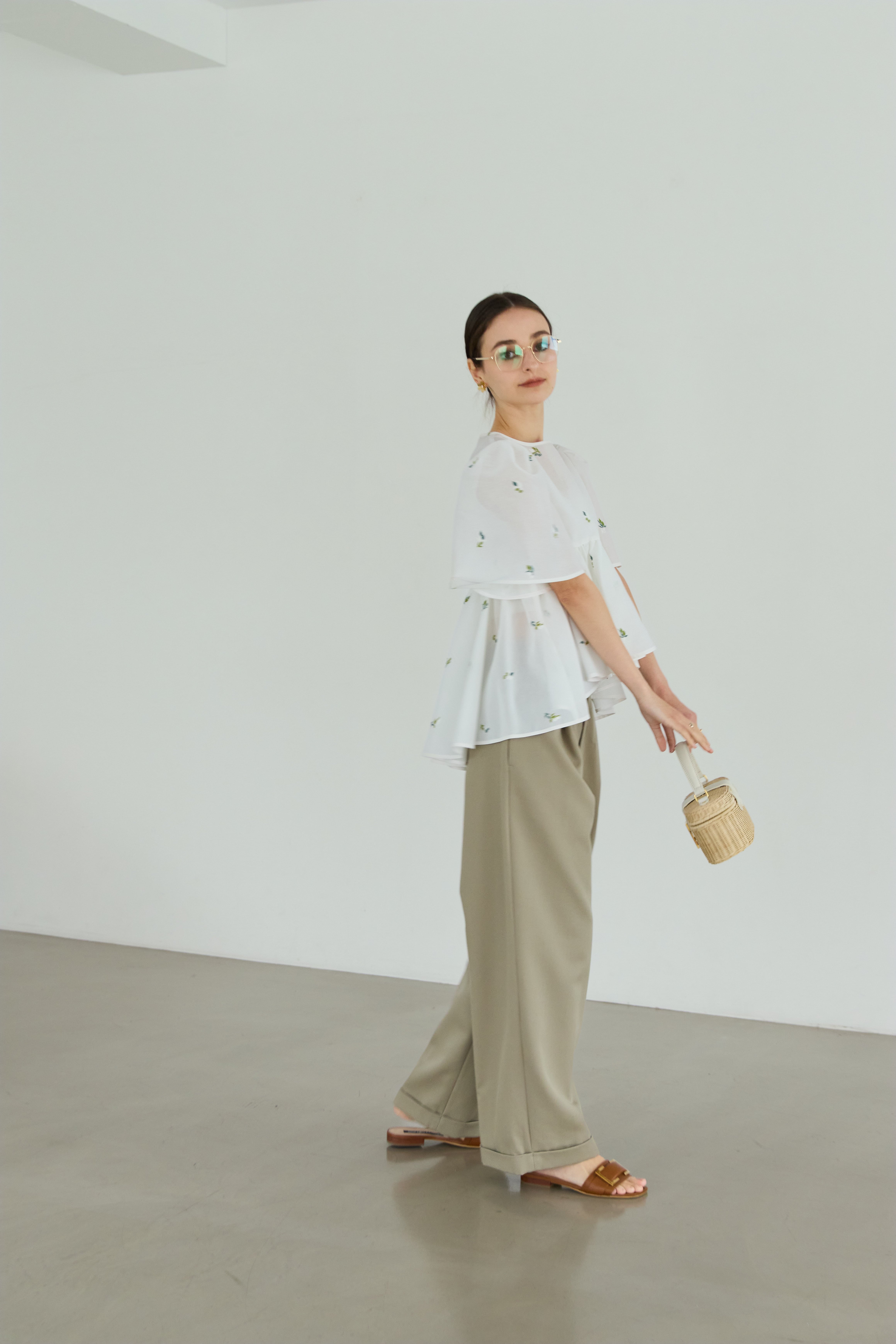 Bell sleeve embroidery blouse | Bluelea