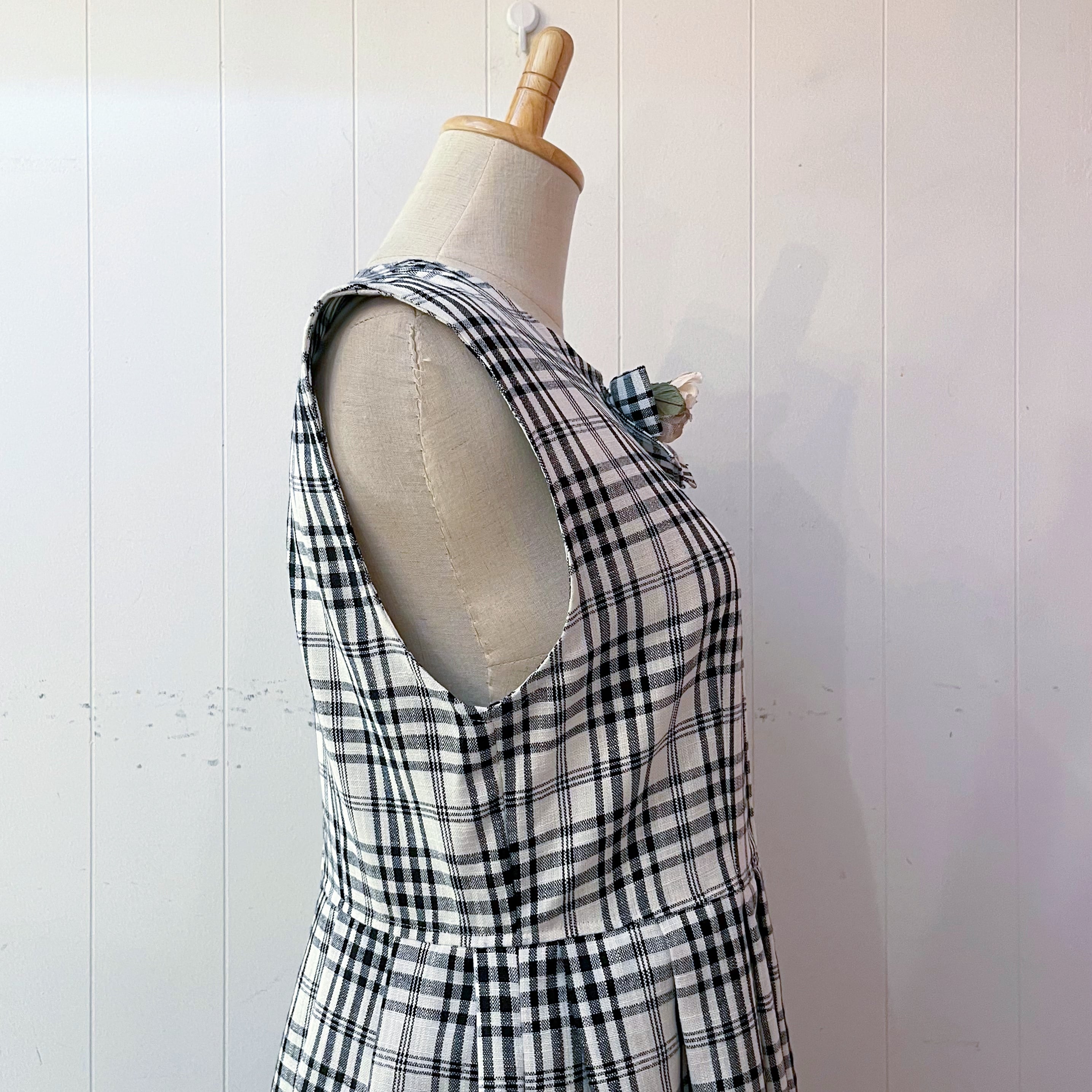 flower ribbon brooch check jumper skirt