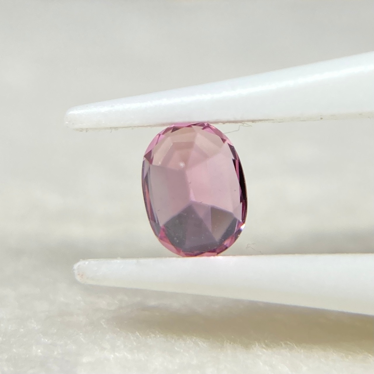 スピネル オーバルカット 約3.9*2.9*2.4mm r-0526