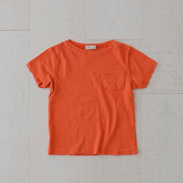 タンジェリンオレンジのTシャツ