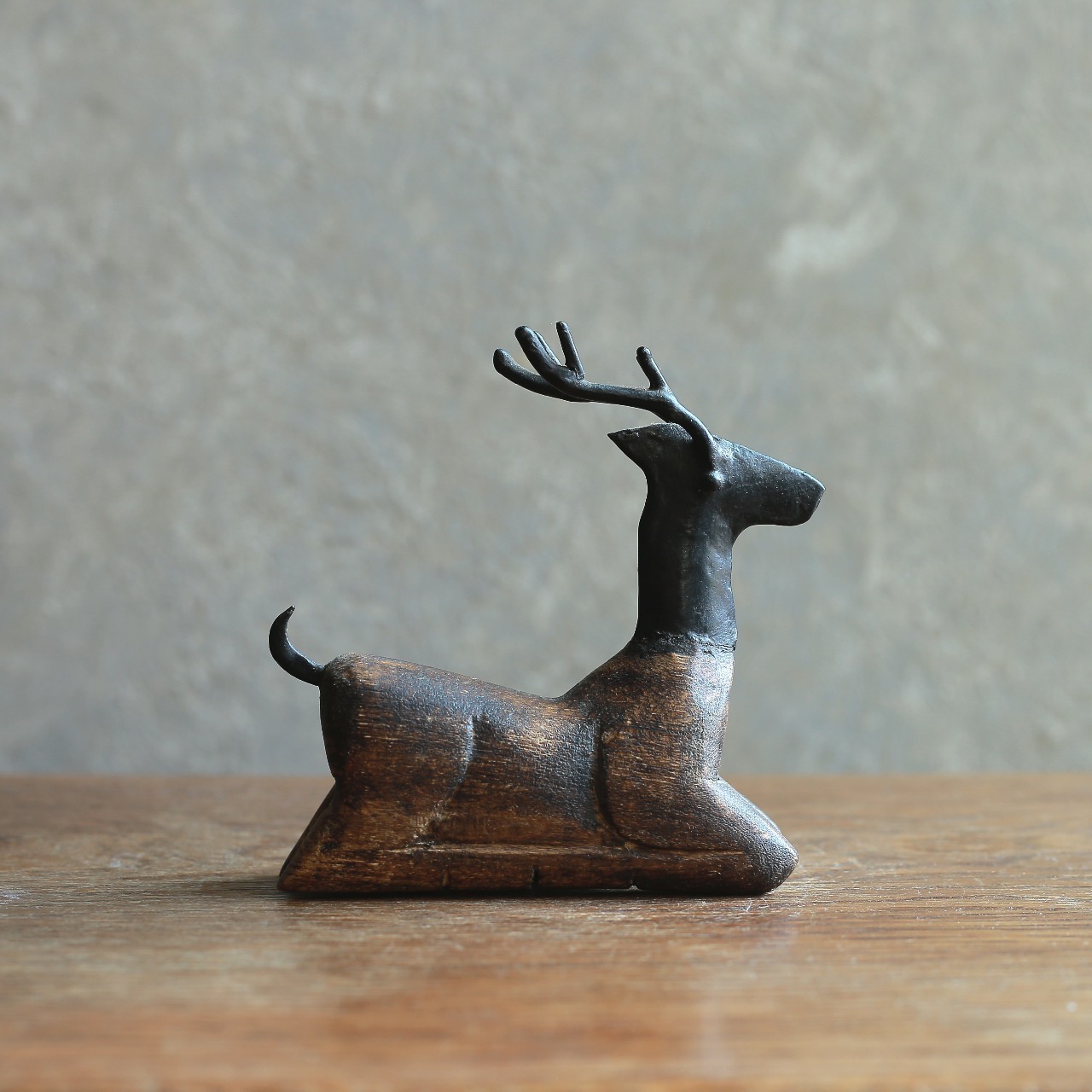 木製 鹿 オブジェ ヴィンテージ 置物｜静かな佇まいと木肌の質感が魅力の動物モチーフ 1