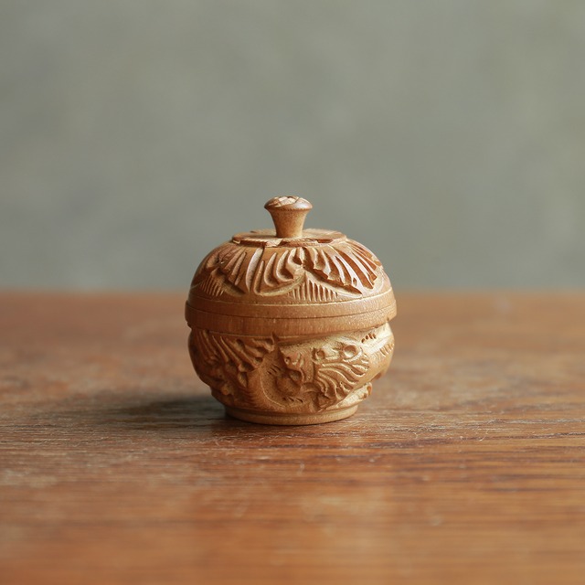 彫りが美しい、小さな小物入れ