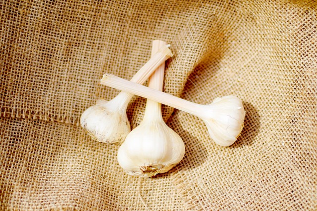 ふぞろい　粒・にんにく（ホワイト６辺）（約４００ｇ/小箱）