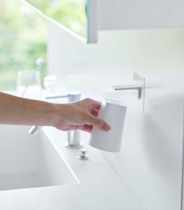 山崎実業(Yamazaki) フィルムフック マグネット タンブラー ホワイト 約W7×D7×H9.5cm(タンブラー) 約W7×D7.5×H12.5cm(収納時全体) タワー tower 浮かせて収納 簡単取付 5487