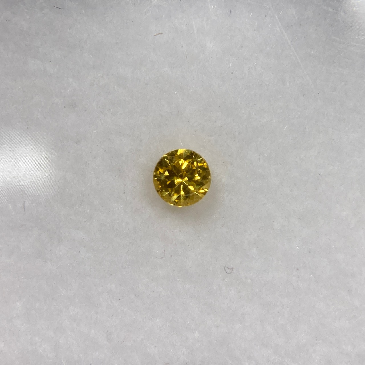 丸いサファイア 黄色系 約2.9mm r-0101