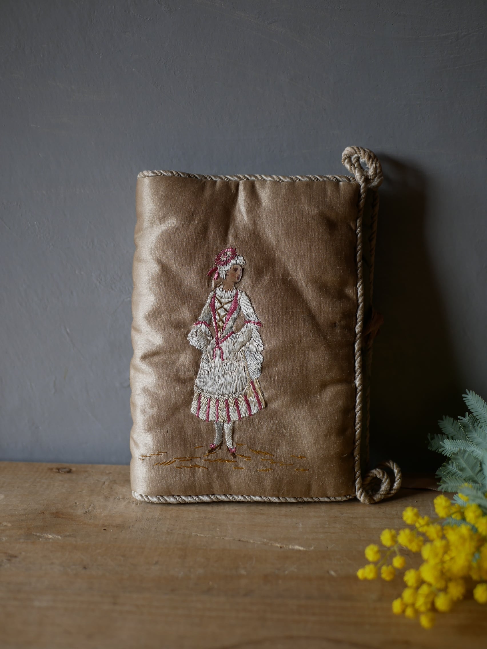 シルクのハンキーケース　手刺繡　フランスアンティーク　ブロカントのある暮らし シルクのハンキーケース 手刺繡 フランスアンティーク ブロカントの