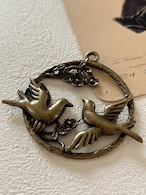 輸入デザインパーツ 2匹の鳩のリース型パーツ 鳩 とり フラワー チャーム 金古美 6cm アクセサリーパーツ デコレーション材