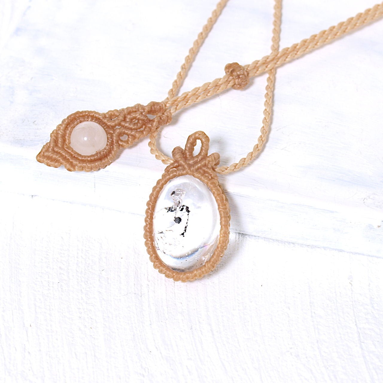 【一点物】水入り水晶のルースを包んだマクラメネックレスNo.4