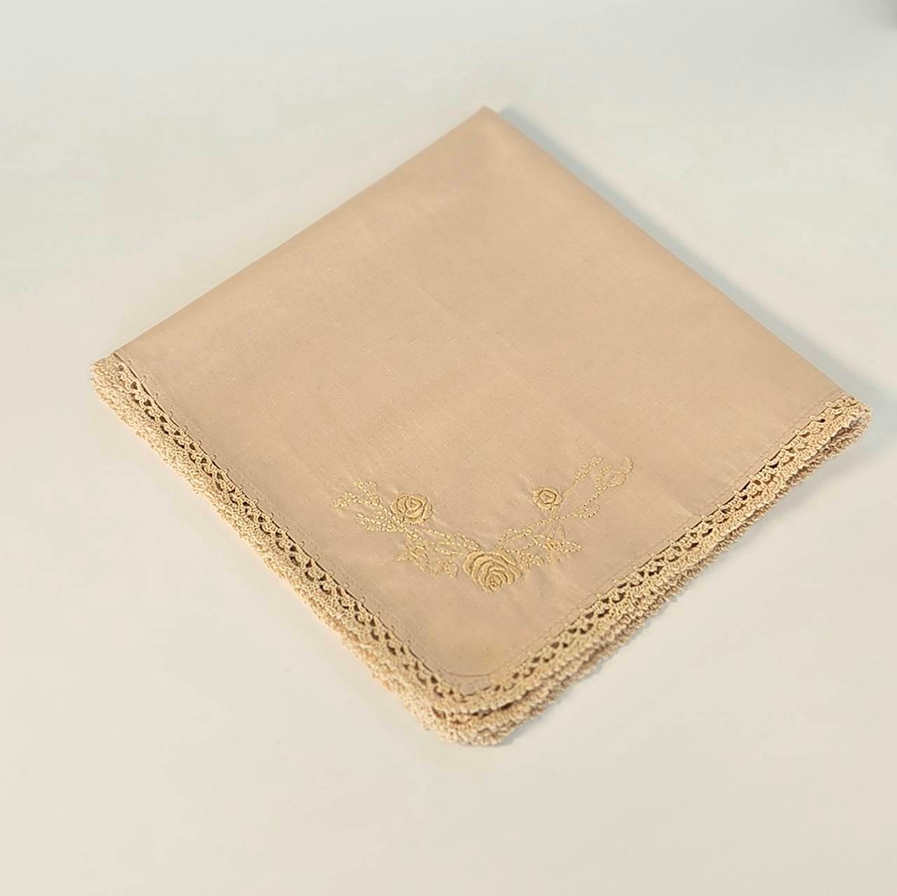 手刺繍ハンカチ　　クロシェの縁取り　グレージュ×サンドベージュ　