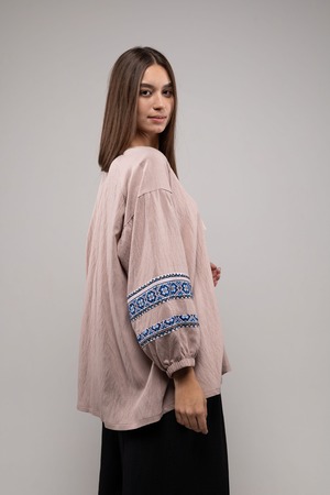 ウクライナ刺繍ヴィシヴァンカ クロスステッチ　手刺繍　ブラウス　麻　レディース・フリーサイズ