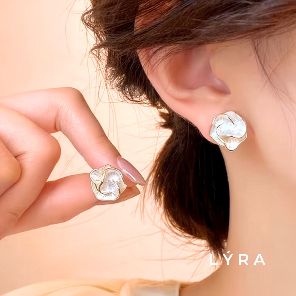 フラワーシェルピアス | LYRA（ライラ） | 金属アレルギー対応アクセサリー
