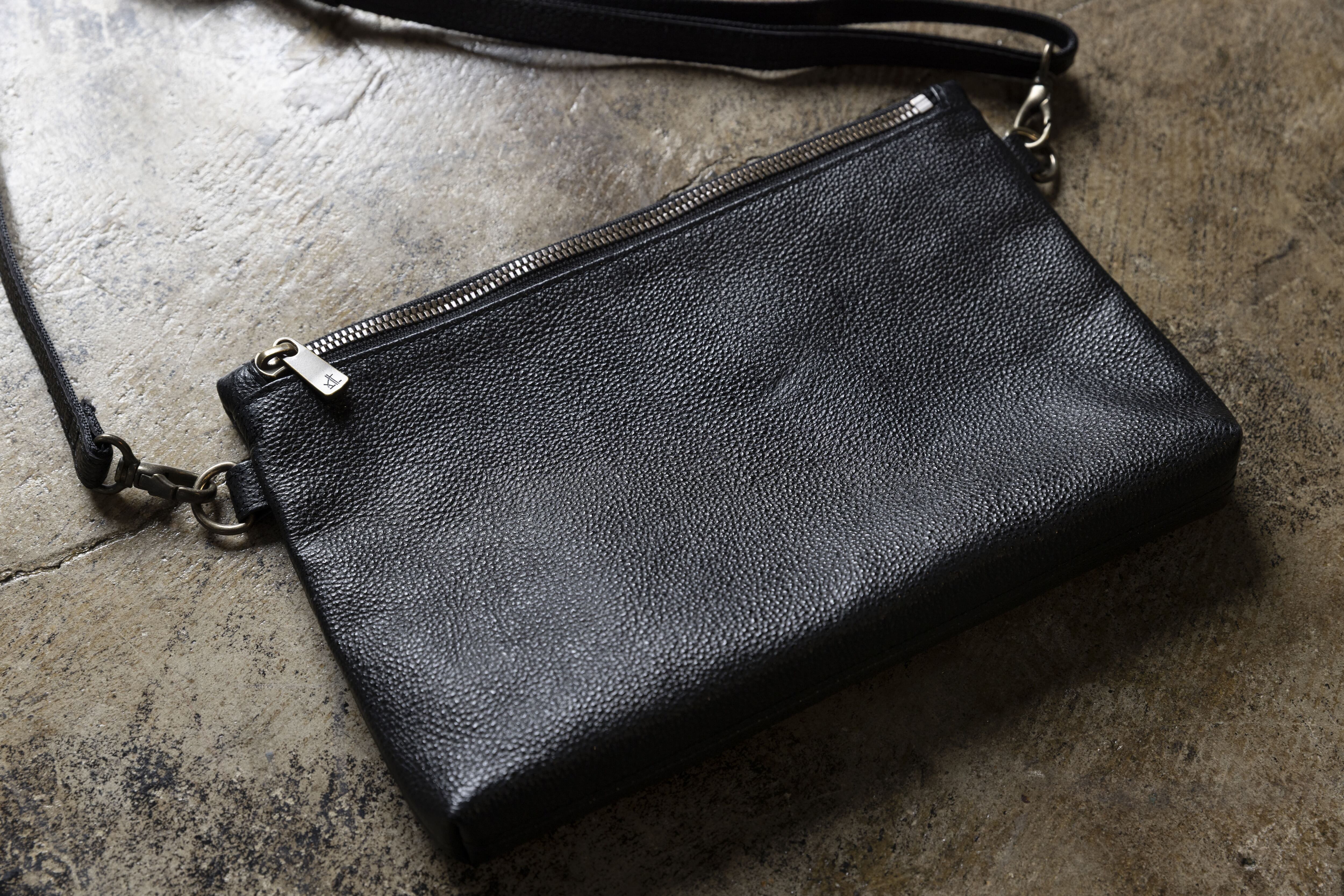 【11月新発売】革のダイヤ「黒桟革ショルダーバッグ」(戦国時代から続くレザー)