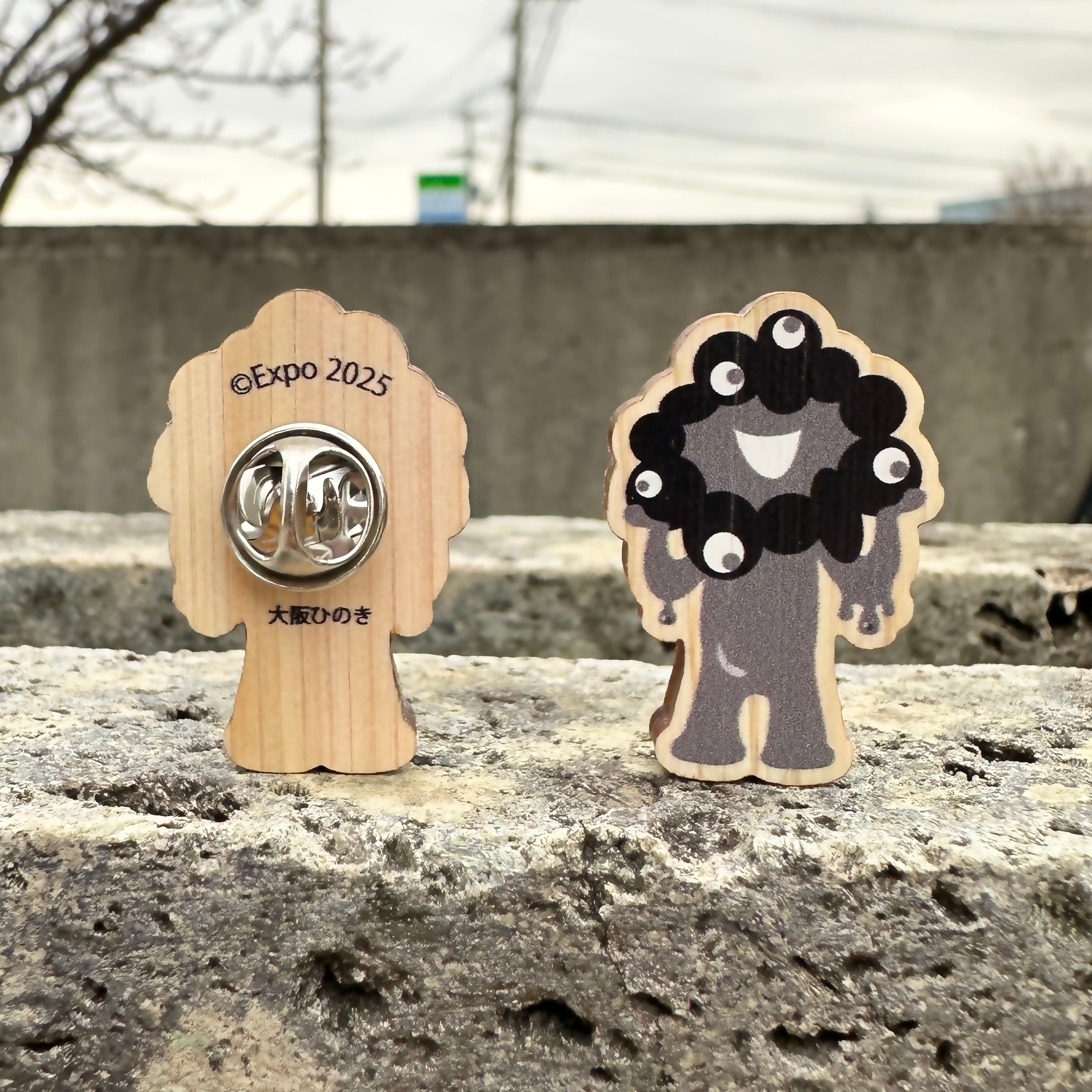 数量限定】黒ミャクミャク木製バッチ | KANEHISA ONLINE SHOP