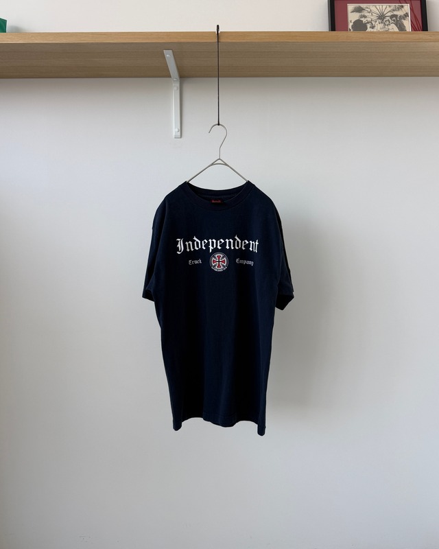 -INDEPENDENT-Vintage 00s Old English t-shirt