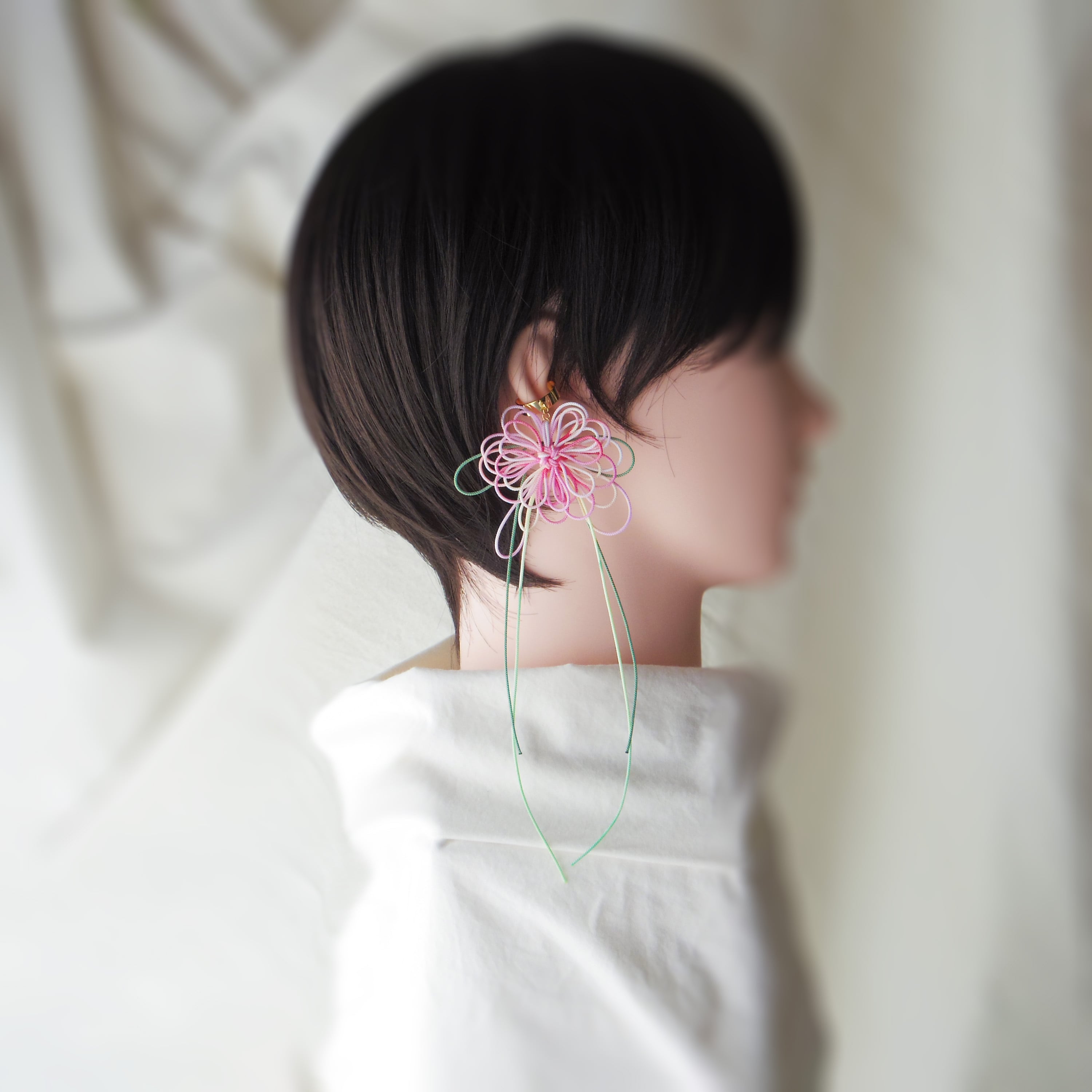 飾り結びかたっぽイヤーカフ「ハナメグル・紡」 | 手染め紐による大輪の花。浴衣・着物・洋装にも。