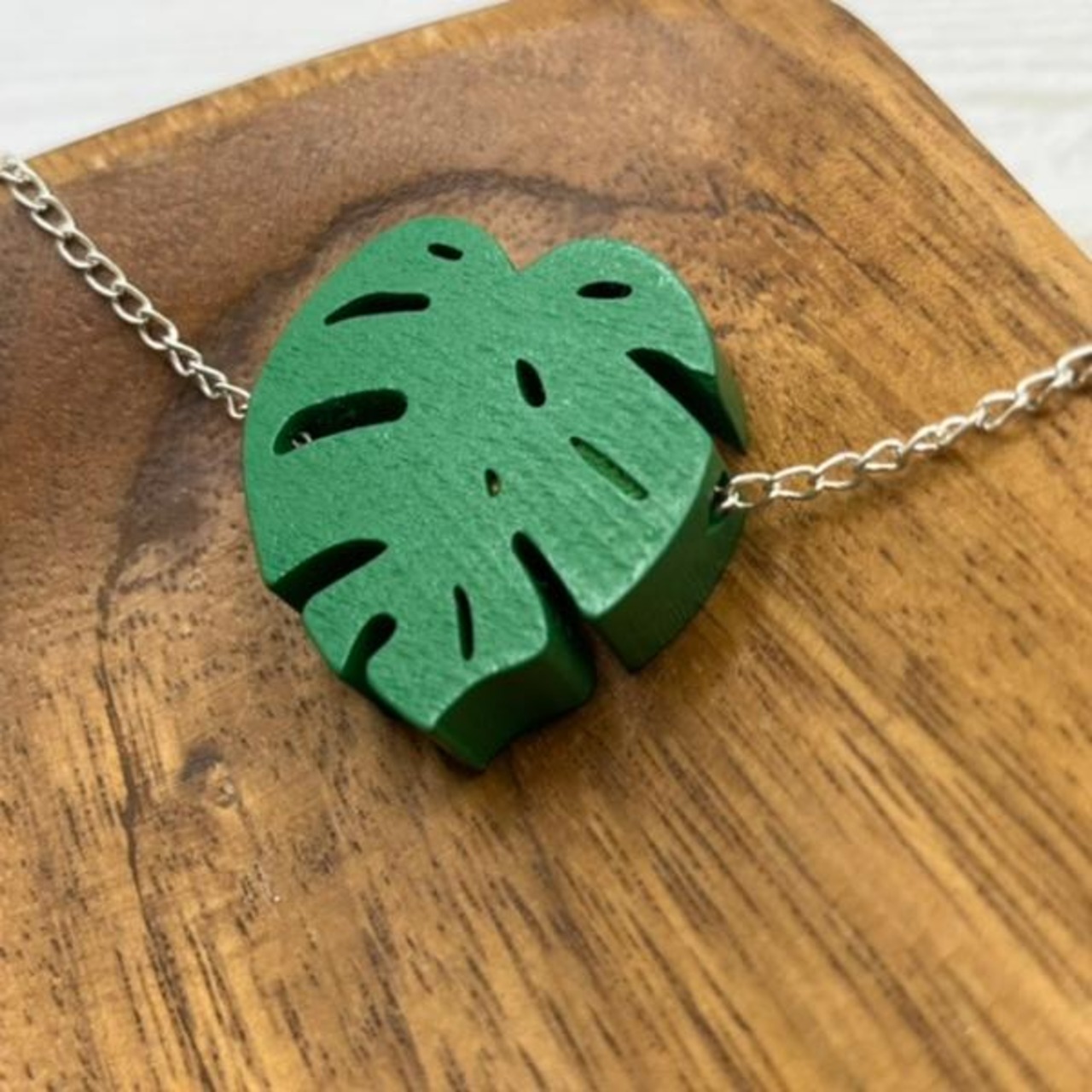 【2個】モンステラペイントウッドチャーム/木/