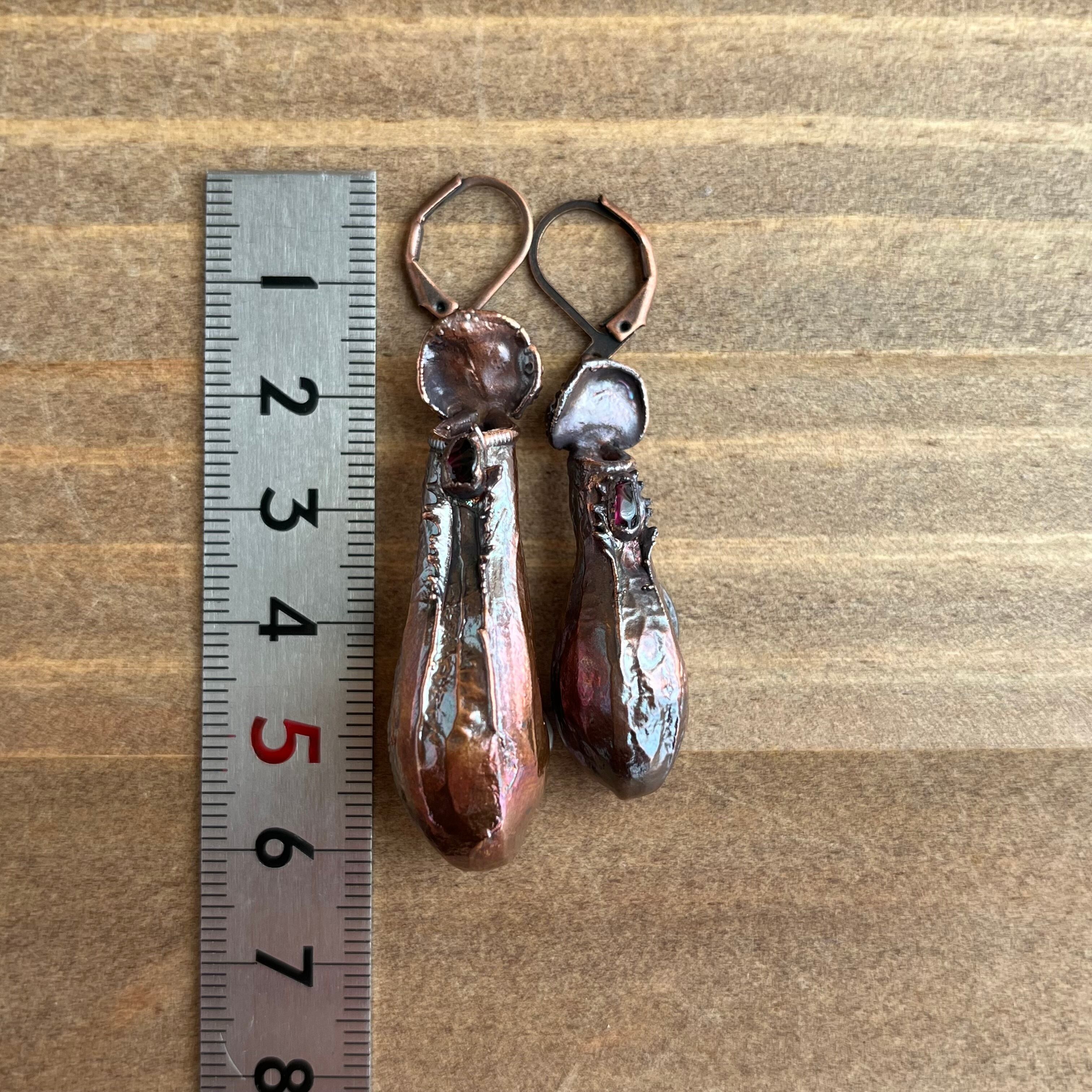 宝石の蜜をこぼすウツボカズラのピアス36（N.alata×ガーネット