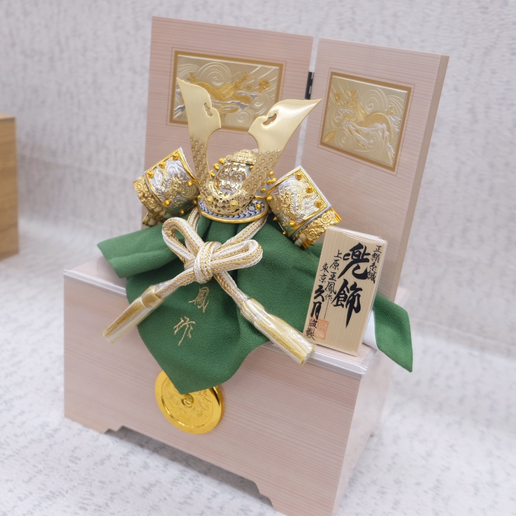 久月】五月人形 兜飾り | 上原玉鳳作 兜飾り 正絹色々縅8号 | 久月