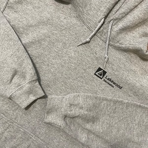 【GILDAN】ワンポイントロゴ LAKEWOOD スウェット パーカー フーディー hoodie バックロゴ M US古着