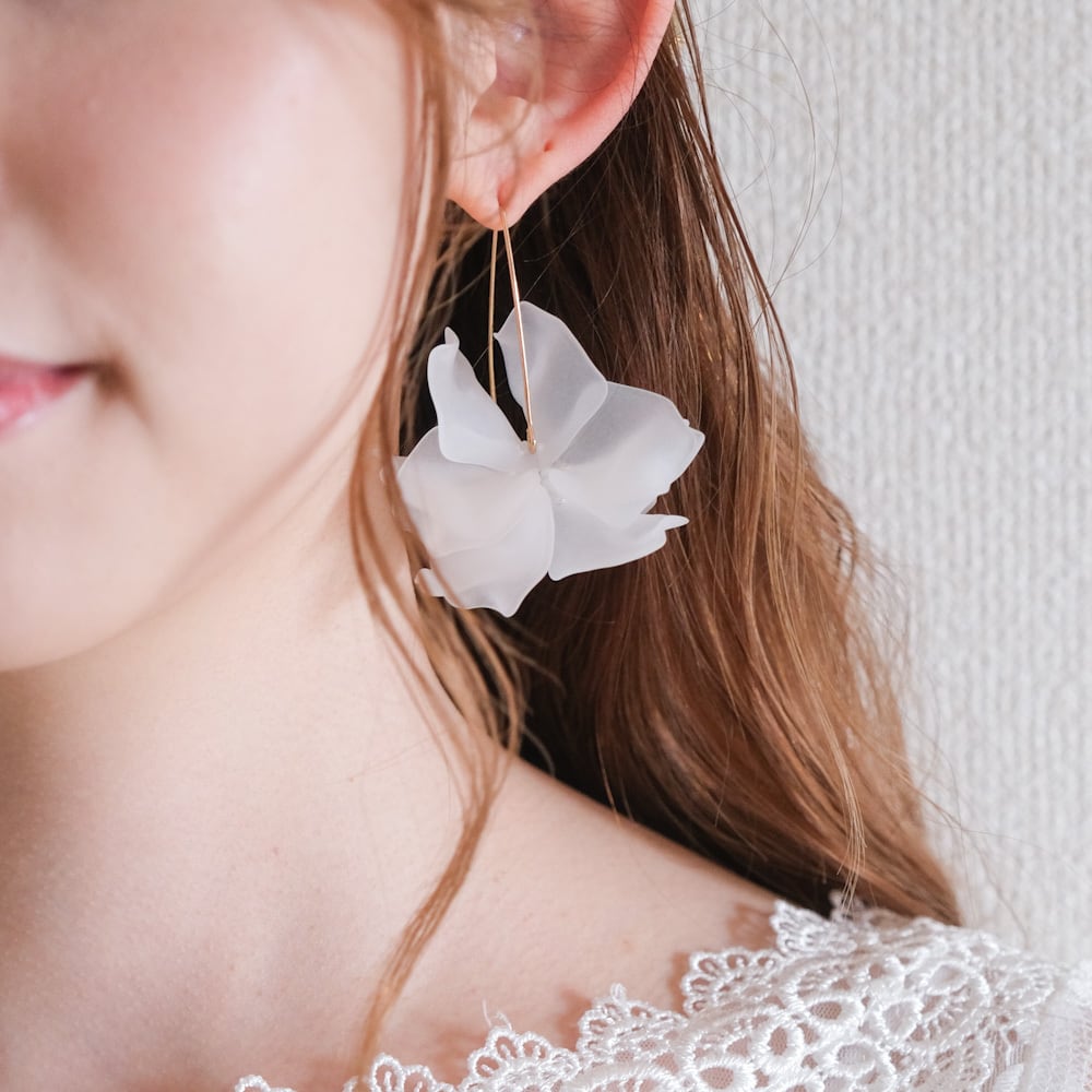 White flower petals ピアス