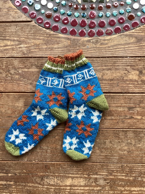 おばあちゃんの手編みくつした：青スター