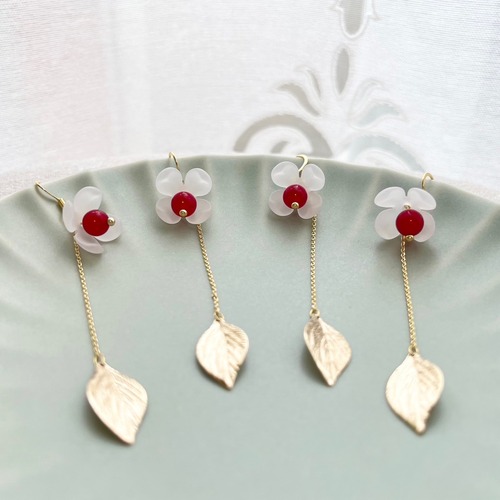 白いお花のアクセサリー 画像