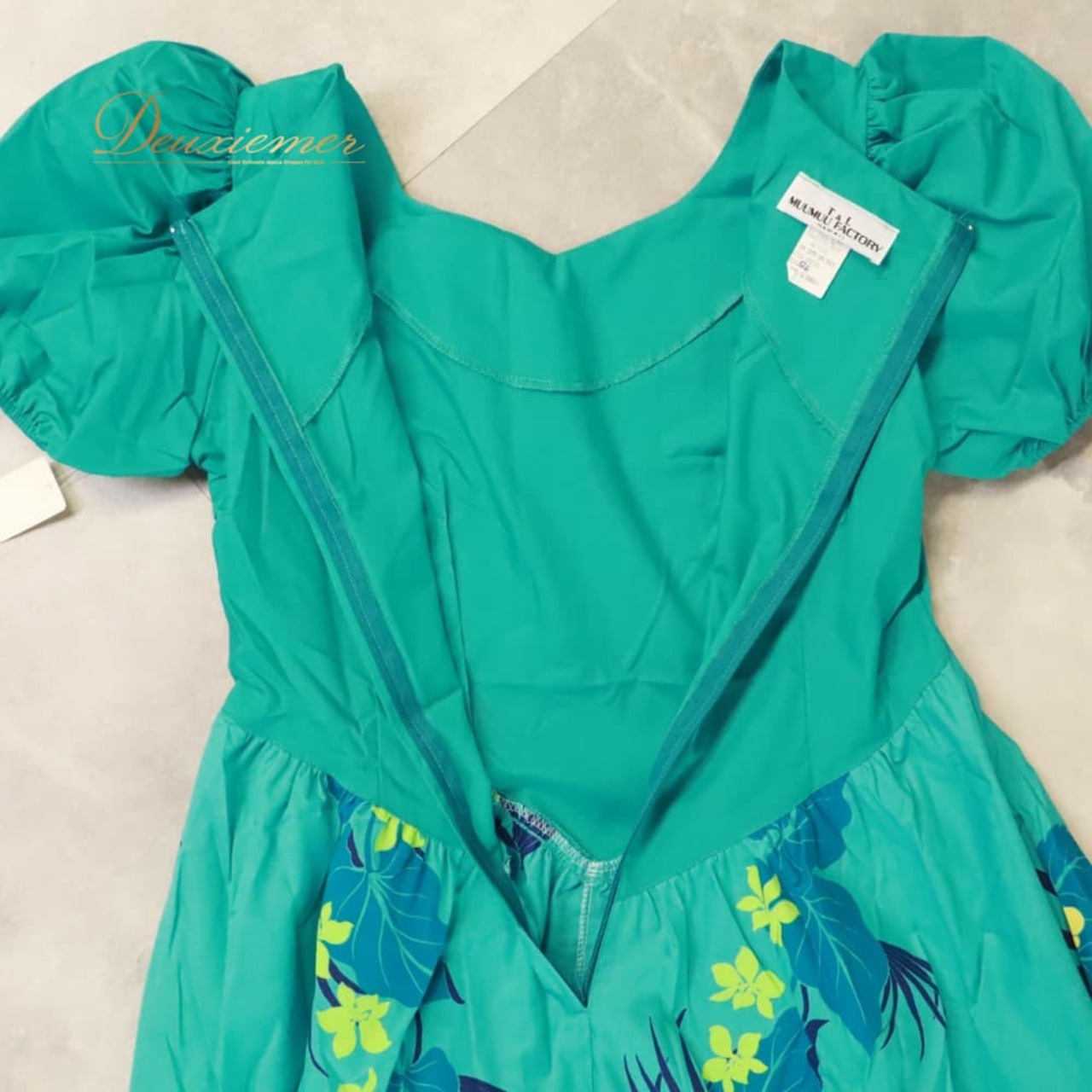 フラダンス 衣装 T&L MUUMUU FACTORY ムームーファクトリー ワンピース ドレス グリーン系 ハイビスカス柄 タロリーフ柄 花柄 植物柄 ハワイアンプリント ハワイアン アロハ フラ ダンス レッスン 練習 緑 紺 黄 黄緑 イエロー系 ネイビー系 華やか 鮮やか かわいい おしゃれ 上品