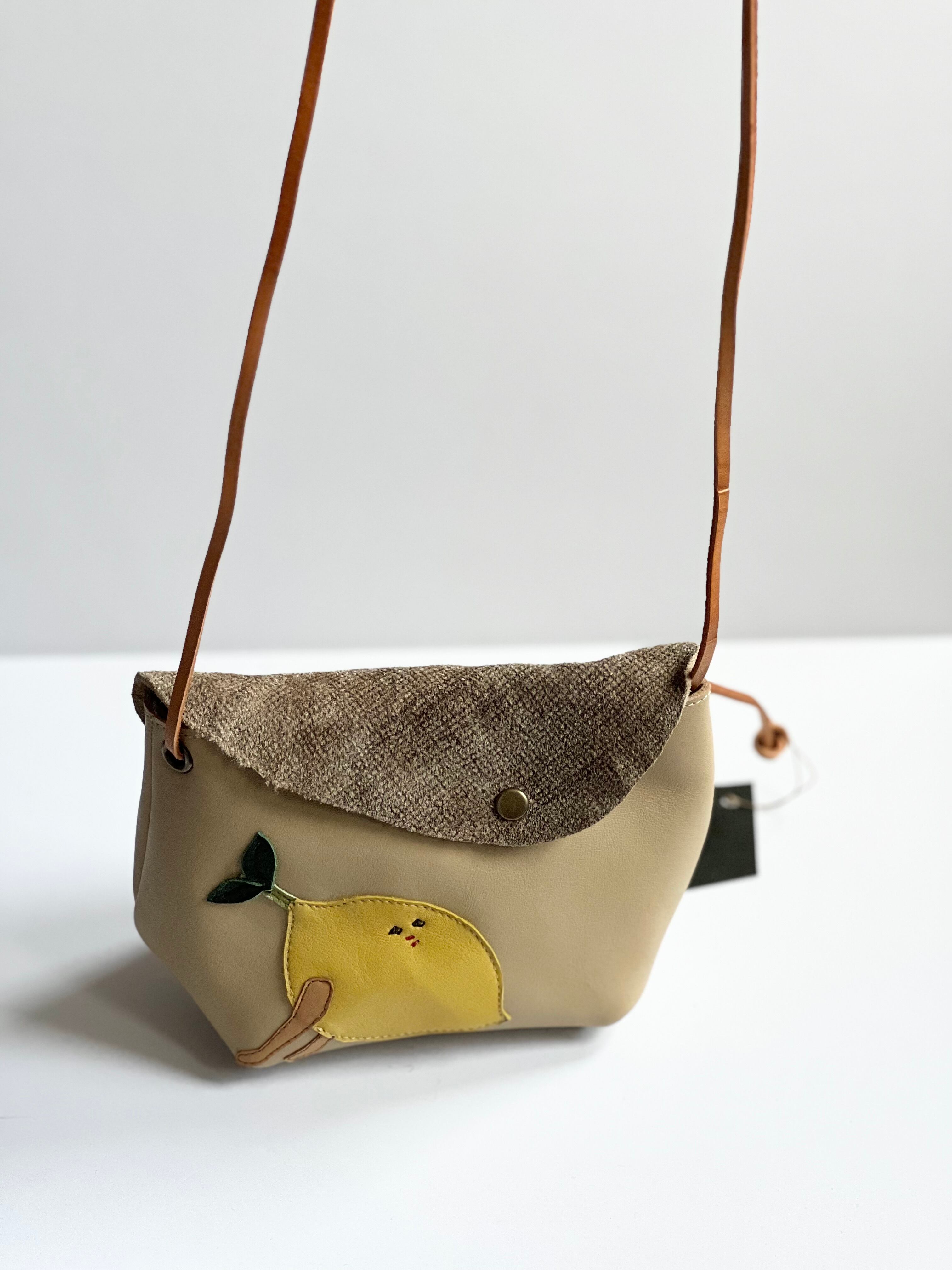 aco.革のショルダーバック レモン