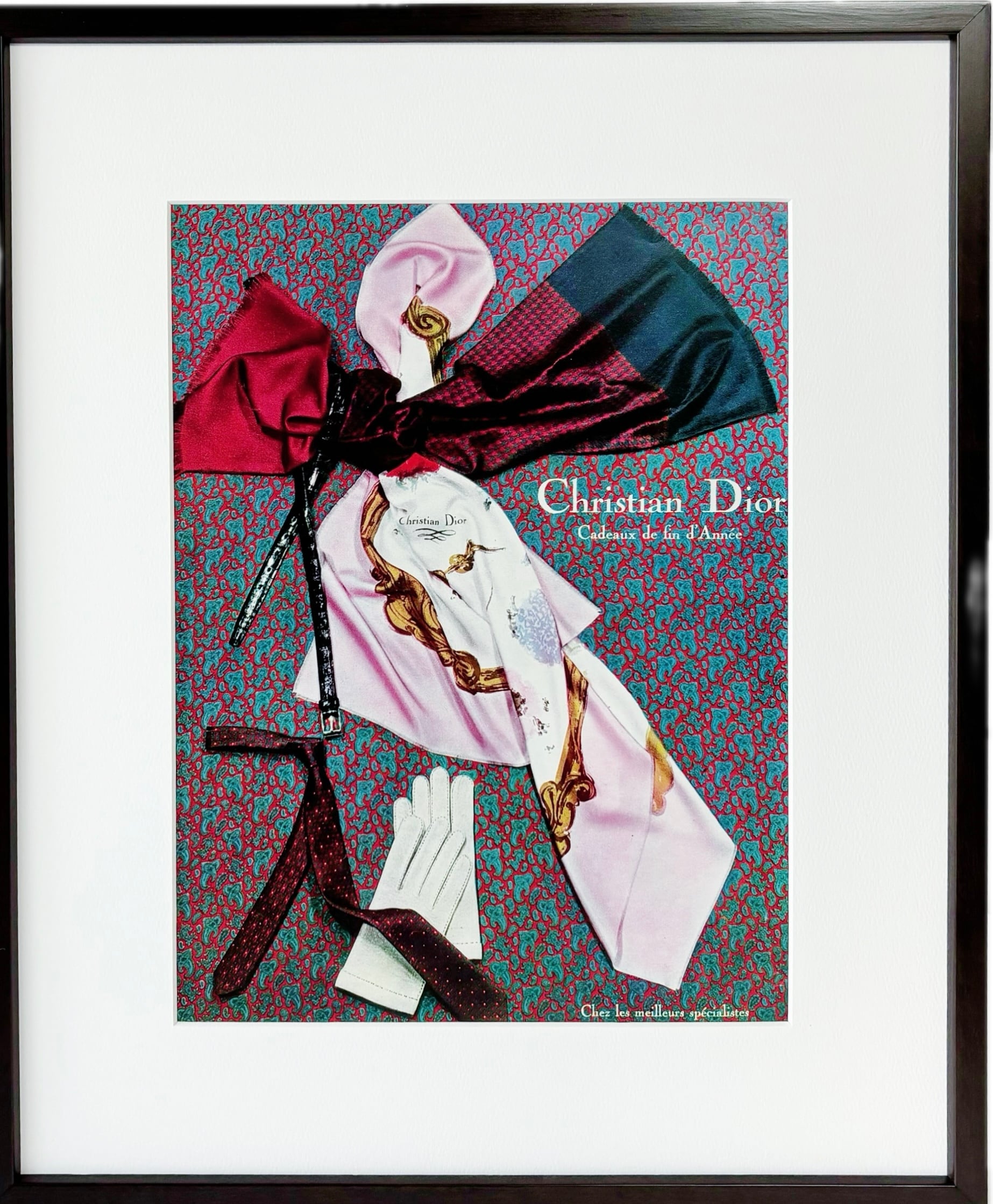 立体感のあるレリーフがおしゃれな、ディスプレイシェルフ（ホワイト） ポスト 壁掛け アンティーク調 レリーフ デザイン おしゃれ かわいい