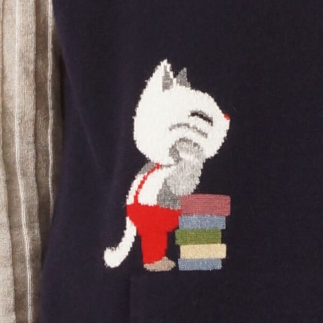 本と猫柄ヘンリーネックベスト/ カシミヤ100％