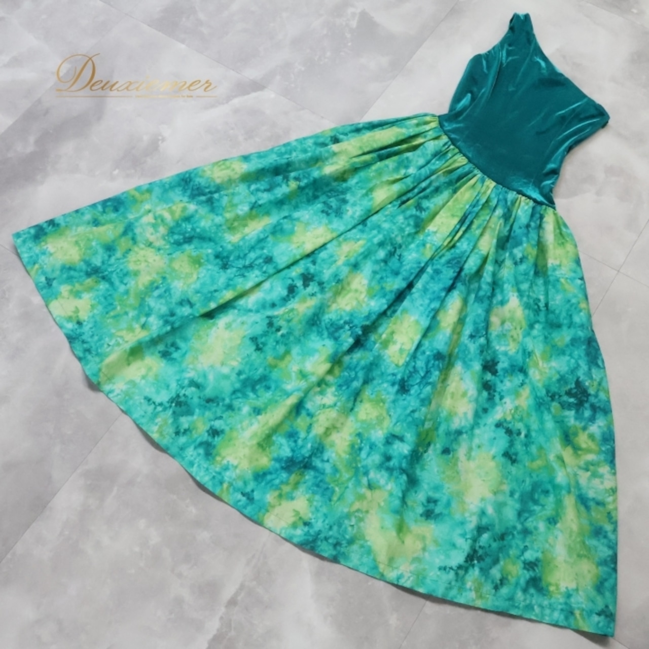 フラダンス 衣装 ワンピース ドレス グリーン系 ワンショルダー ベロア ワントーン かわいい 華やか 鮮やか 上品 高級感 光沢感 きれい 明るい 緑 ハワイアン アロハ ハワイアンプリント フラ ダンス レッスン 練習 ドレスアップ おしゃれ エレガント