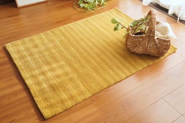 黄金色の光が織りなす繊細な縞_手織りアクセントラグ 84×120cm ［100knot］- 100ノットの緻密な織りで連なる、静寂で知的なモダンアート -（Golden Stripes）な織りで連なる、静寂で知的なモダンアート -（Golden Stripes