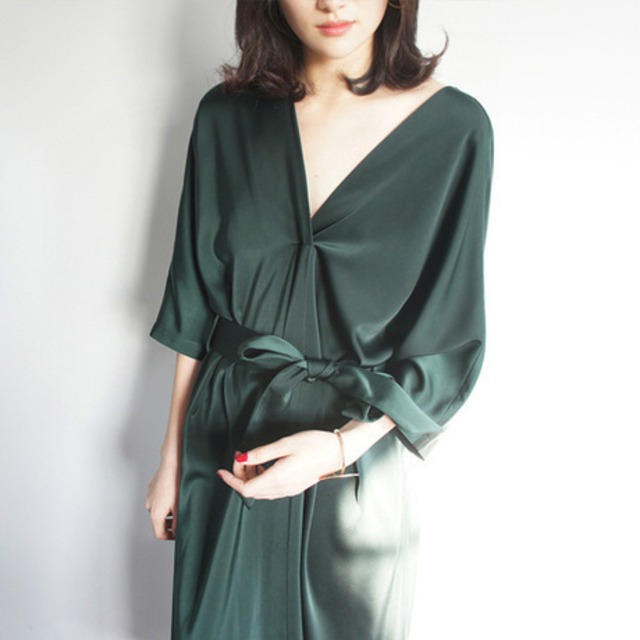 無地 上質サテン グリーン Ｖネック リボンマーク ワンピース ドレス