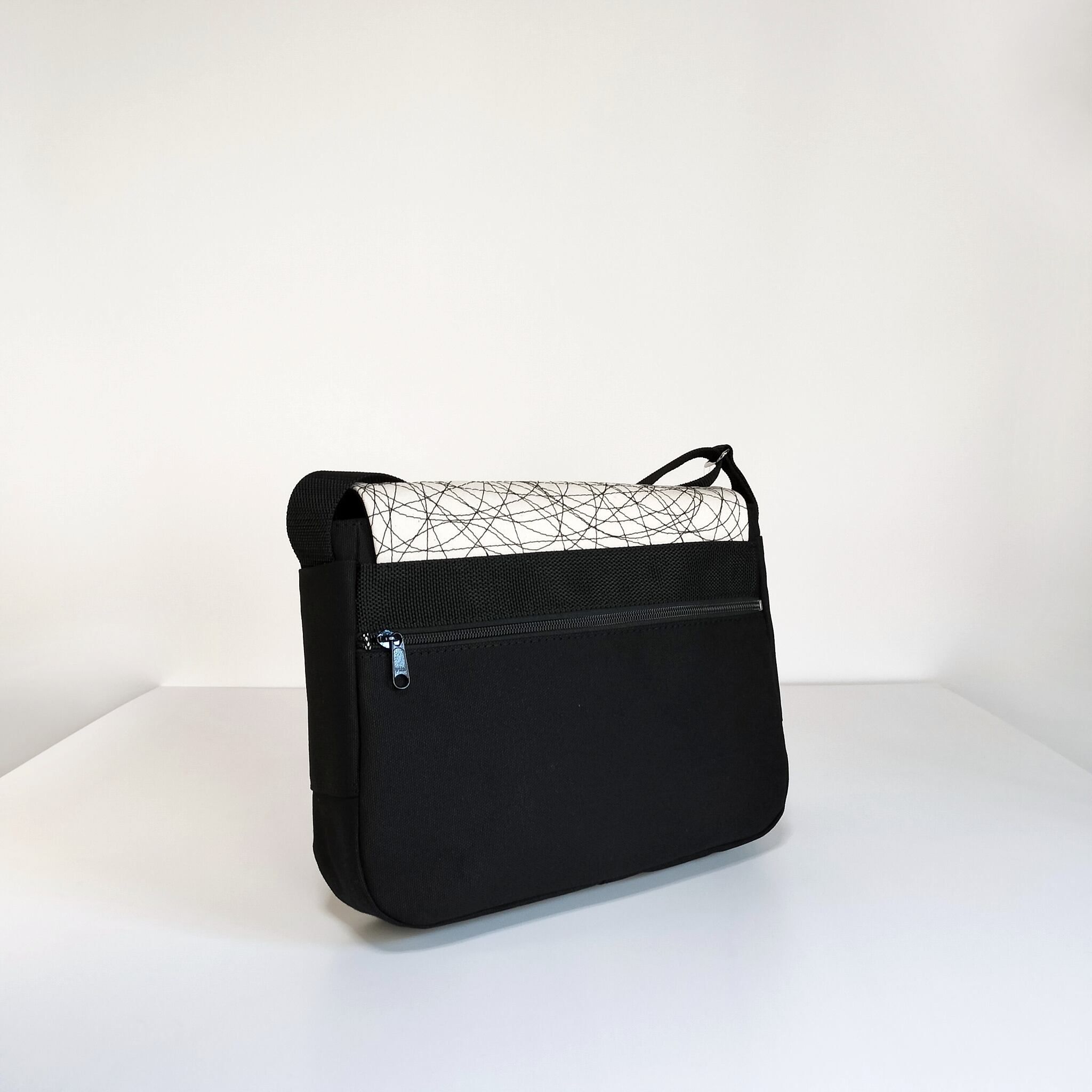 ジヨウショルダーM ステッチ Bk | JUTSUBI Design Store