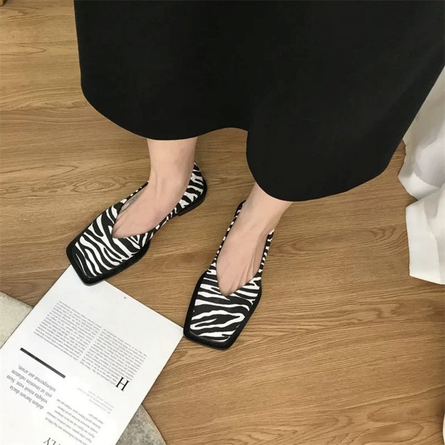 V-Cut Square Toe Flat Shoes 01513