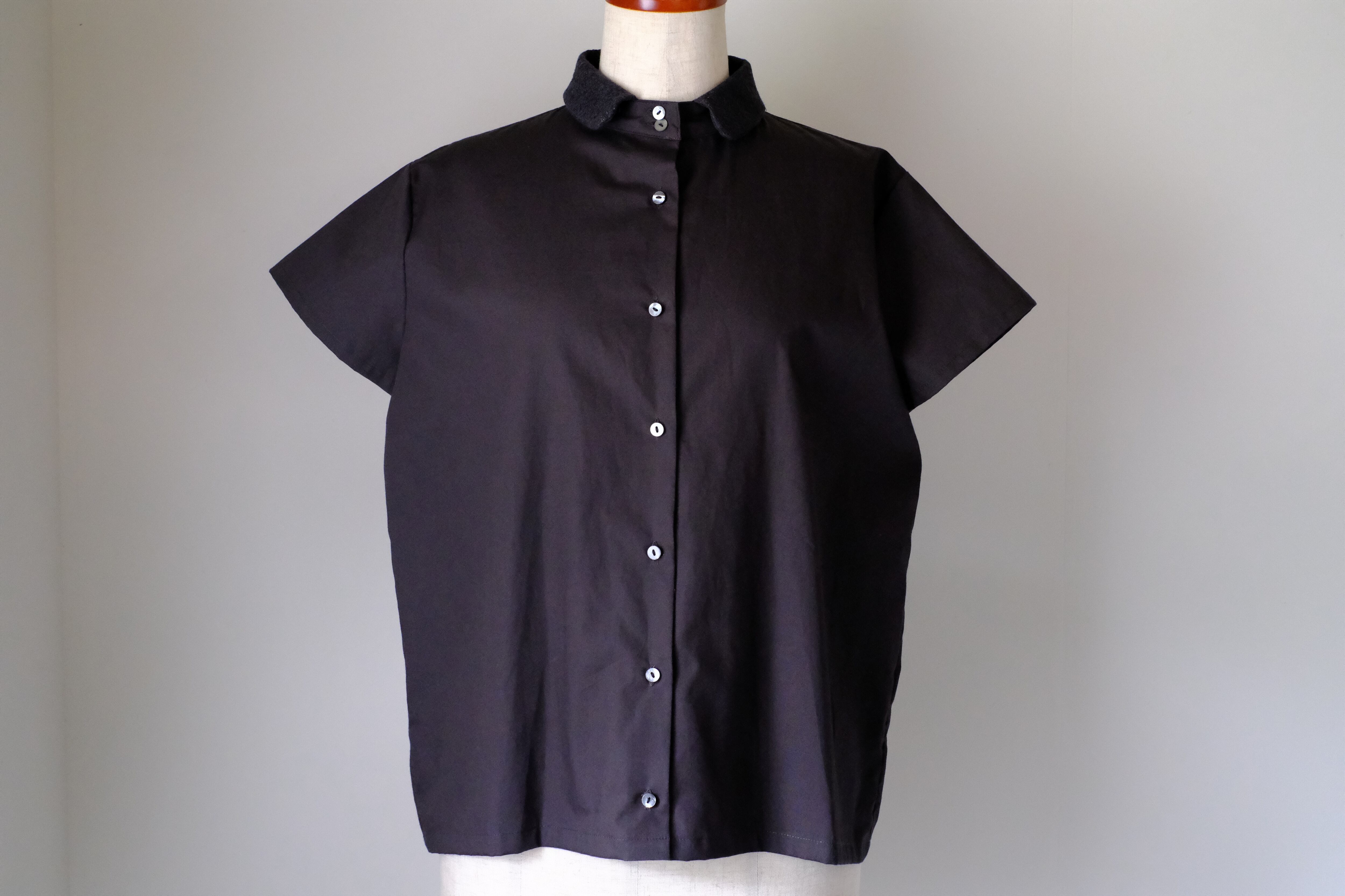 半袖スタンドカラーブラウス cl-134(墨黒)