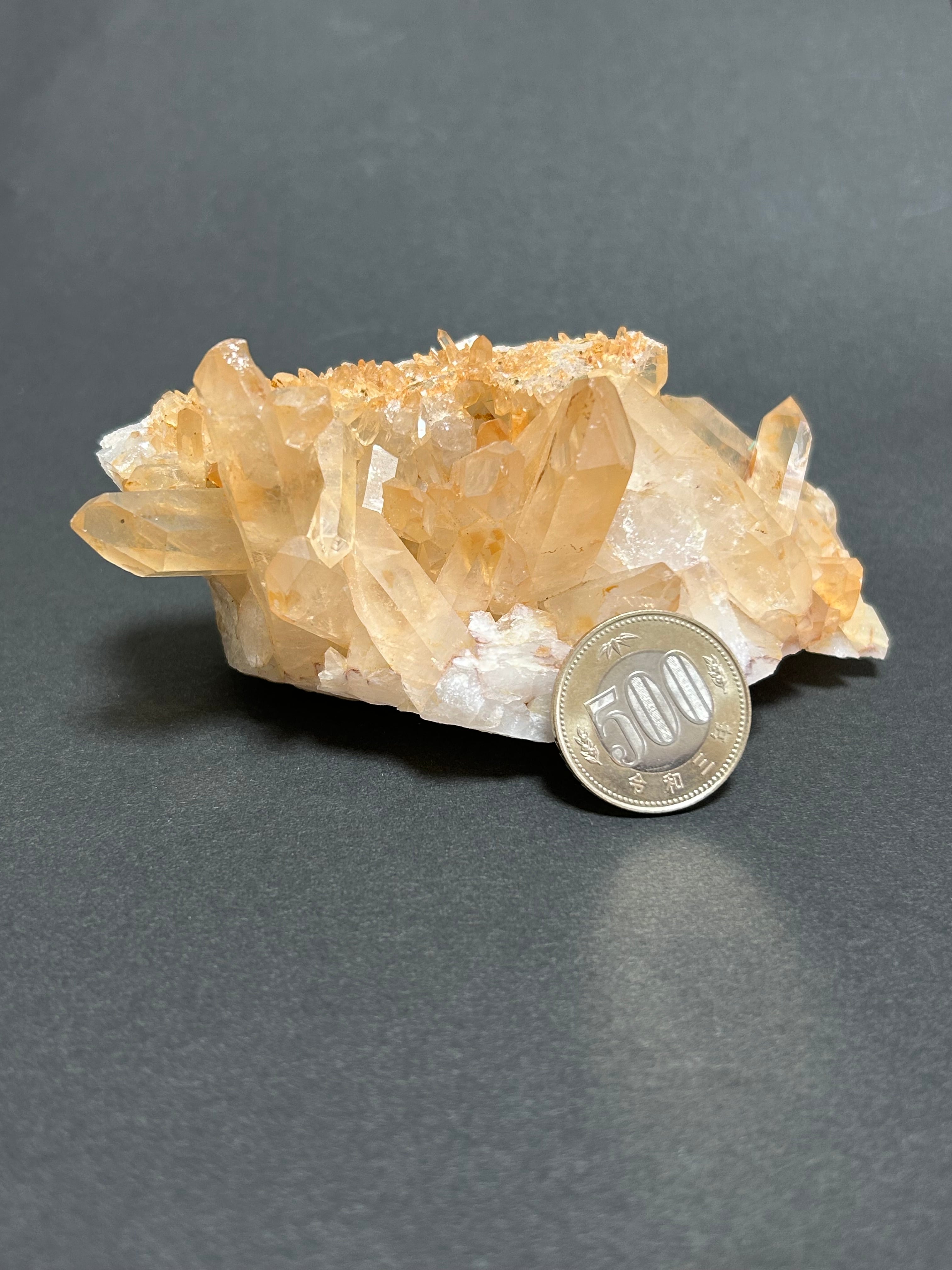 橘　 水晶 オレンジ水晶(タンジェリンクォーツ)クラスター約577g