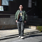 中綿なしで着やすい、ボンバージャケットと日焼け加工が魅力なミリタリーパンツコーディネート